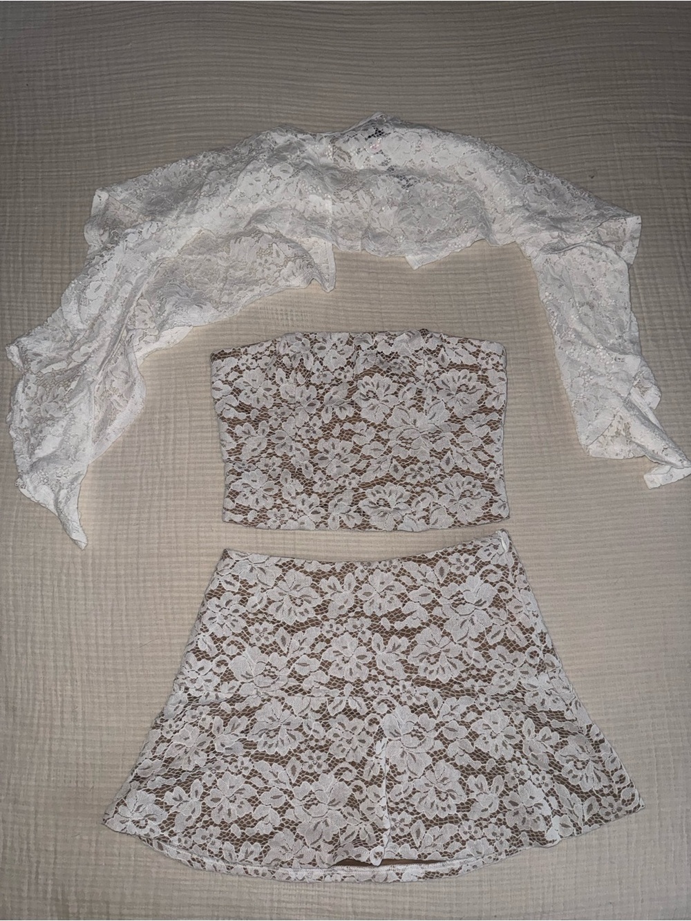 PrettyLittleThing White Lace Mini Skirt and Bandeau Set - Picture 1 of 4